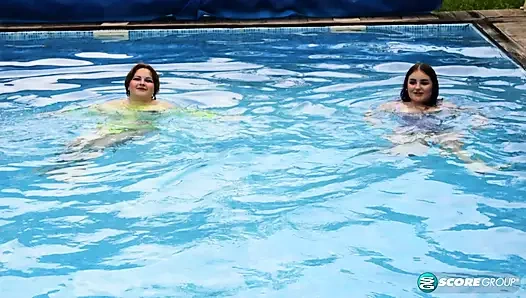 День у бассейна с крепко сложенными натуральными формами Mary Brown и Molly