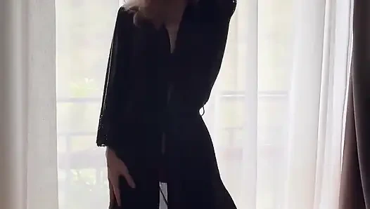 Сексуальный стриптиз от горячей красотки