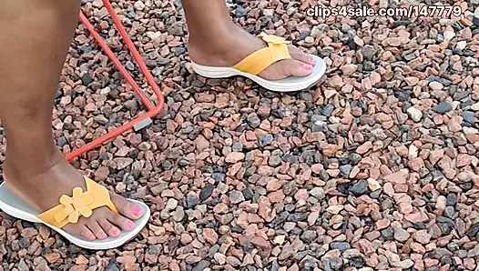 Zenci orta yaşlı seksi kadın parlak kalçalı bacaklar ve güzel pembe ayak parmakları