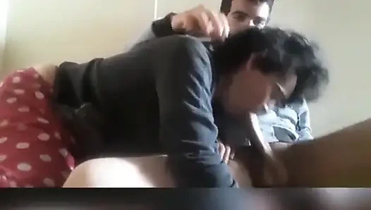 Her geldiğinde sütümü elde edene kadar onu emdiriyorum