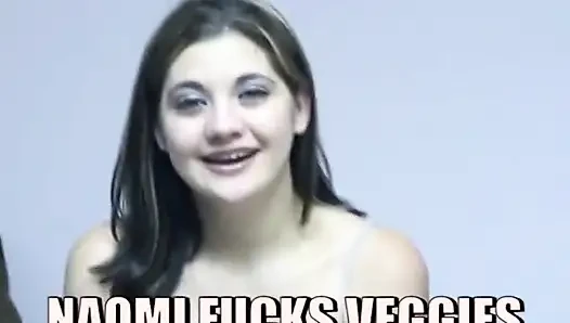 Azgın piliç kanepede yemekle mastürbasyon yapıyor