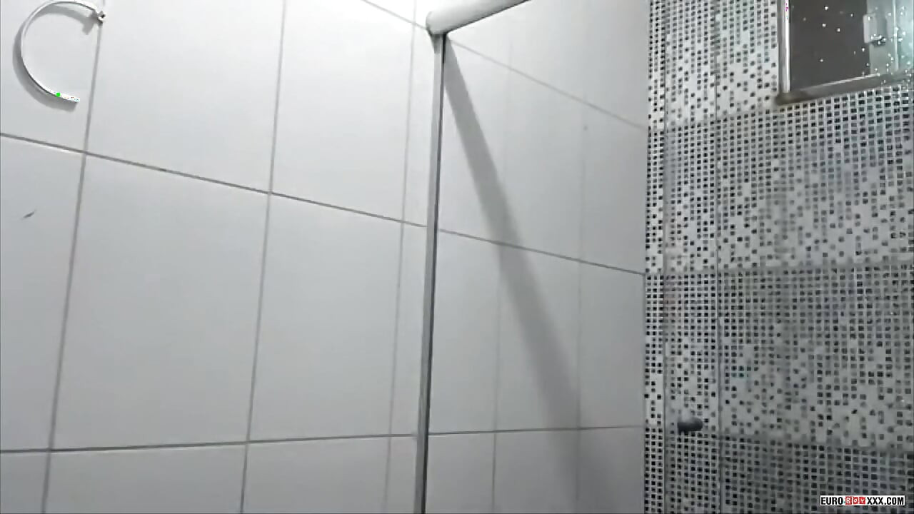Гра пеніса у ванній кімнаті