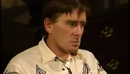 Горячая блондинка в нижнем белье скачет на ебаре-ковбое