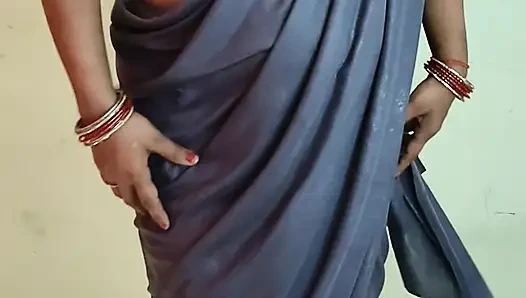 Индийская толстушка-жена Saree в блузке миниатюрно танцует обнаженный танец