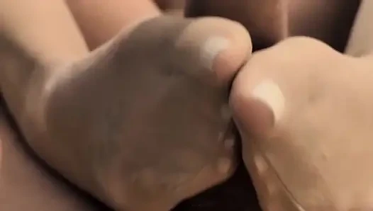 ногами в нейлоновых колготках