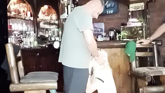 Kız arkadaşım beni emiyor ve arkadaşlarımın yarağı gırtlağına ve göğüslerine boşalıyor