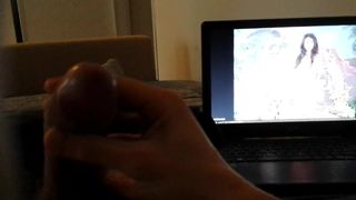Veronika Zemanova со спермой на ноутбуке 2