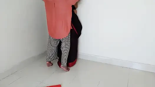 Tante seksi india dengan toket besar 35 tahun dientot sama cowok ini saat di-swipeing di kamar