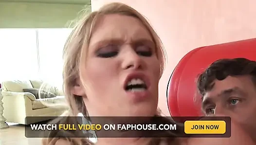 Blondes hottie weit gedehnt auf intensiver couch hämmern