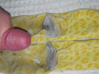 Klaarkomen op sokken - gele kniekousen