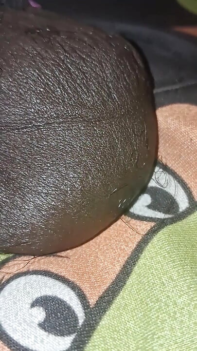 Bolas enormes bem de perto e pau preto gigante sem corte