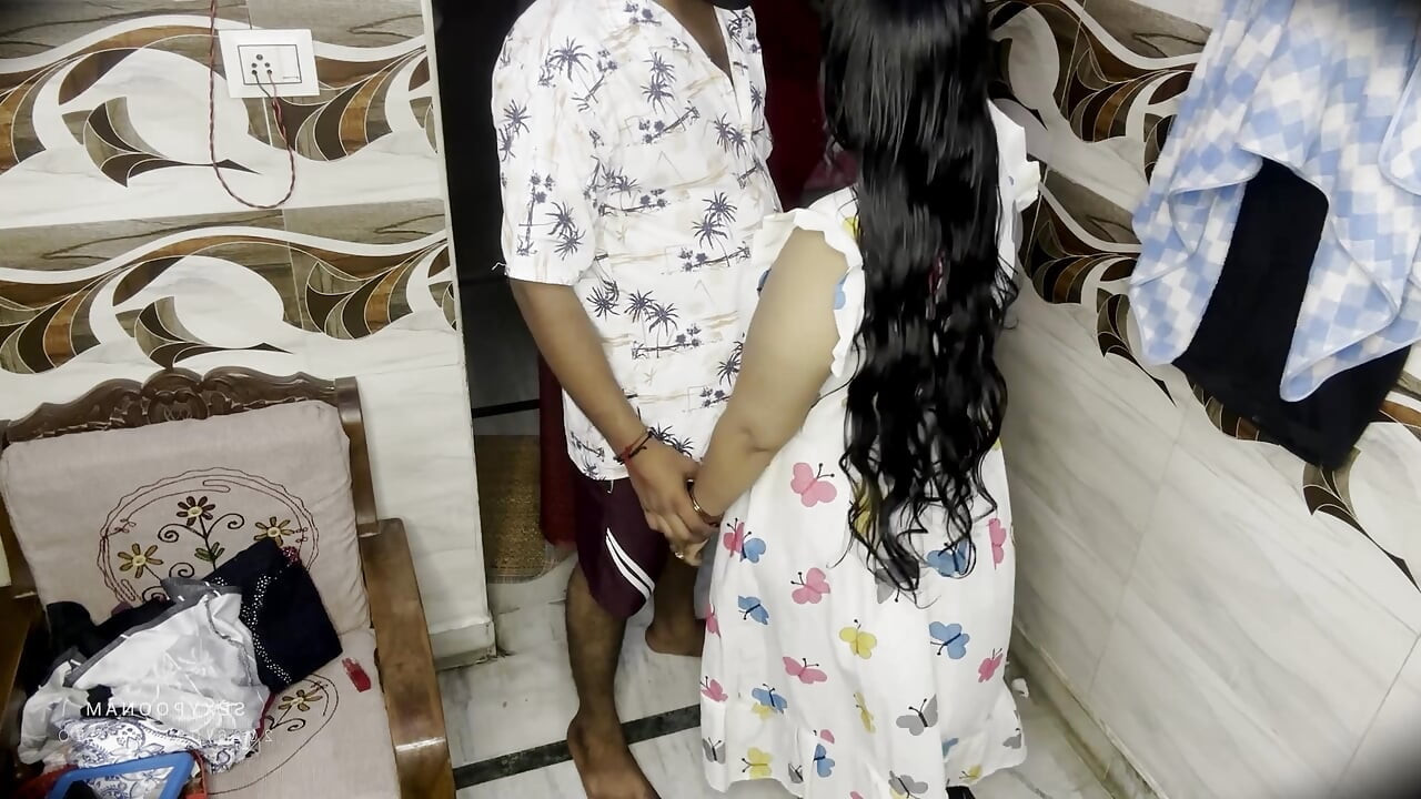 Desi Bhabhi με τσουάδι στο υπνοδωμάτιο σεξ Hindi βίντεο