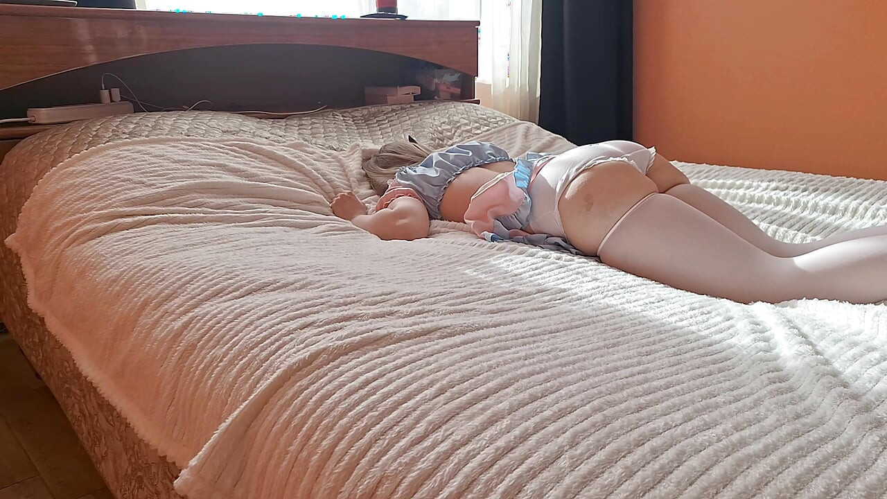 Une salope russe à la chatte rose trompe son copain avec son voisin.