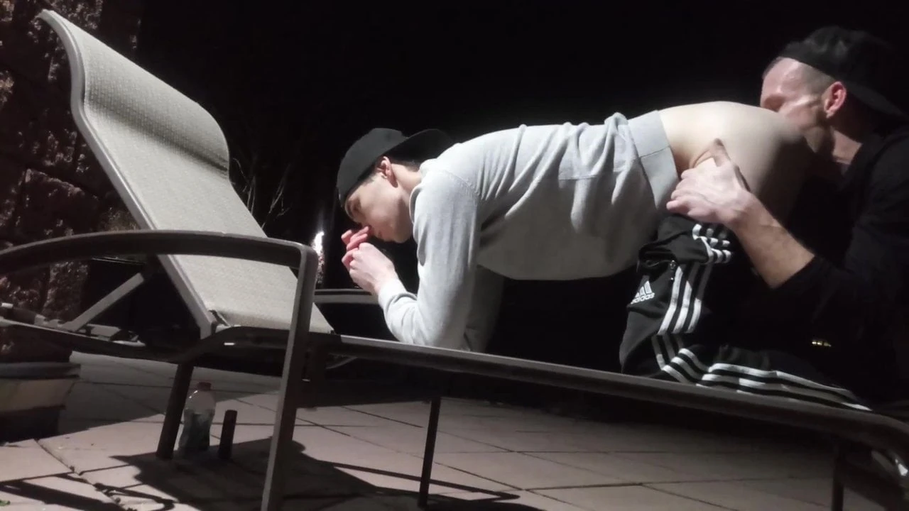 Twink neukte &#39;s nachts op het dak
