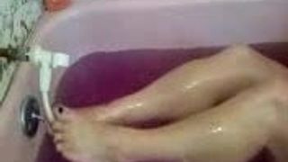 Сексуальные ступни в ванне
