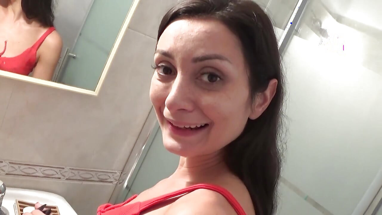 Valentina Bianco engolindo uma grande gozada