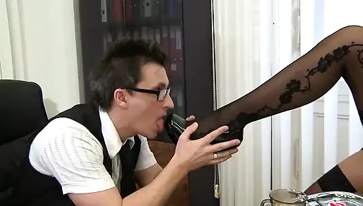 Hot Secretary Seduces Her Boss to a Quick Number