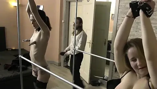 Meliss und Zoë bekommen spanking