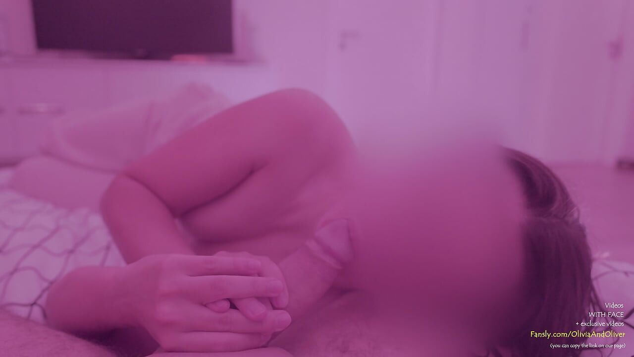 Leidenschaftliche brünette schluckt jeden tropfen meines spermas