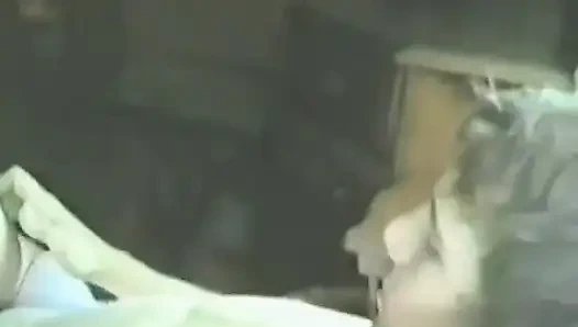 Два мужика по очереди принимают это на блондинку с маленькими сиськами