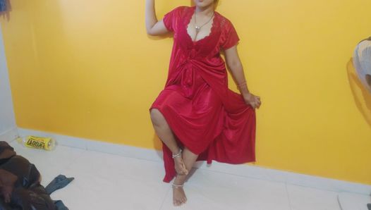 sexy bombajská dívka tančí v hindské slavné písni a sleduje její nahé sexy tělo