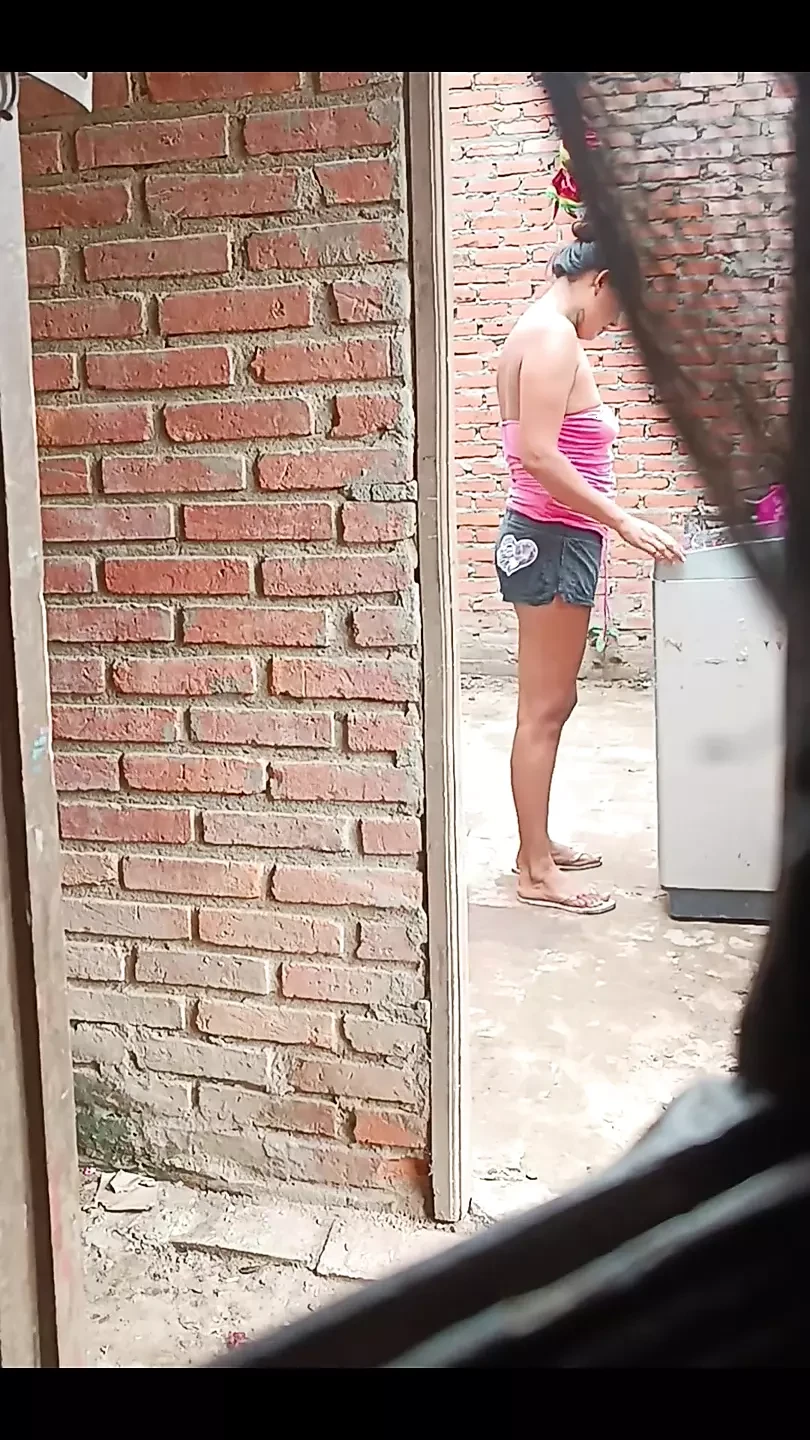 Mengongkek adik ipar panas saya.