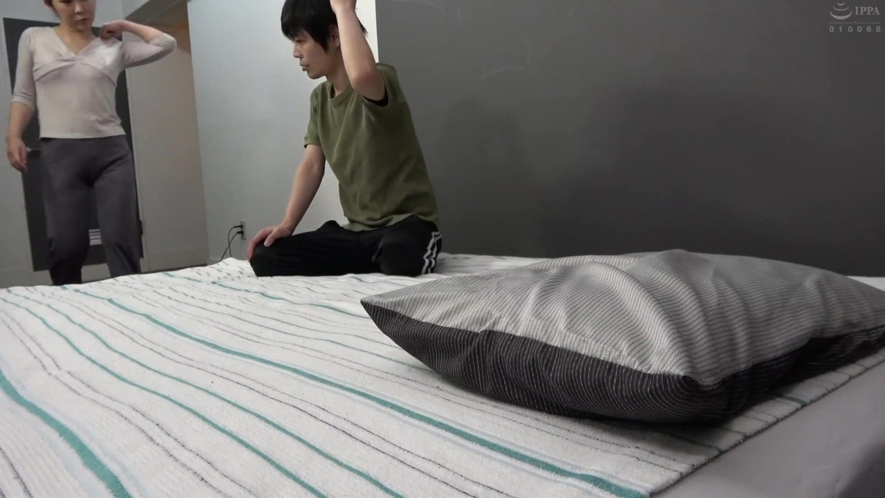 息子が母親の体をマッサージ中にズボンを下げて半ケツにしたら… - Part.1