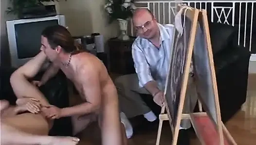 Sexy blonde schlampe mit schönen großen titten reitet einen steifen schwanz auf der couch