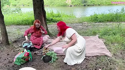 Две подружки решили отдохнуть на улице и заняться горячим сексом.