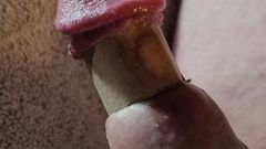 Polla pequeña brota semen mientras está atrapada en un micro tubo de hongo