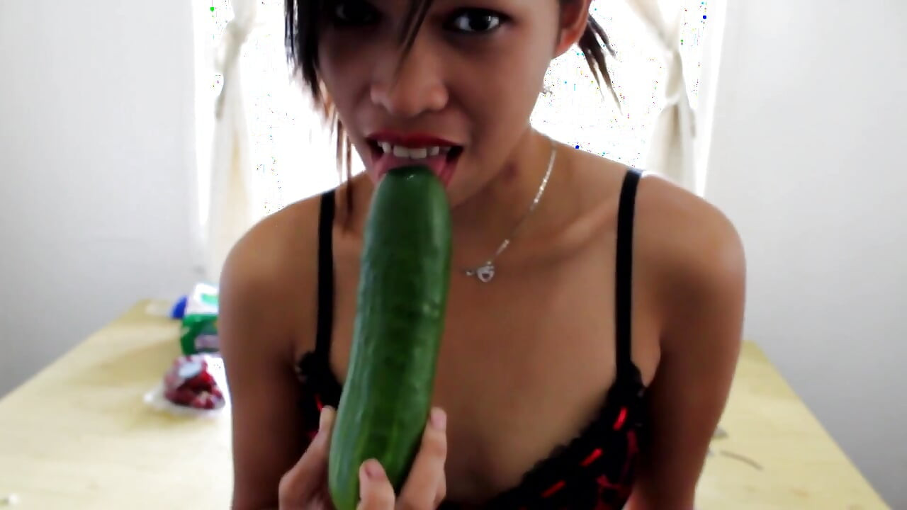 Urocza azjatycka nastolatka cieszyć się fetyszem jedzenia