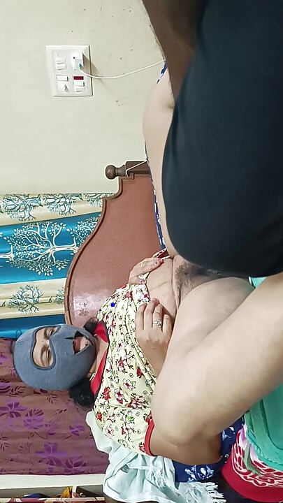 Desi Piękna macocha cipki golenie z pasierbem