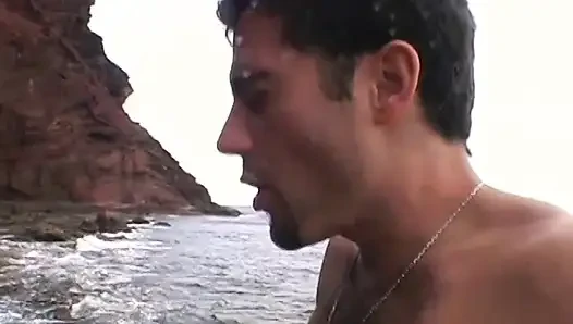 Sulu sarışın tatlı Katy Caro ve Phil Holliday romantik randevunun tadını çıkarmak için deniz kıyısında bir sığınak buldu