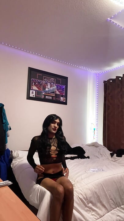 HETE INDISCHE FEM JONGEN MIETJE CROSSERSJURKEN SLET STRIPT HAAR KLEREN TOONT PIK