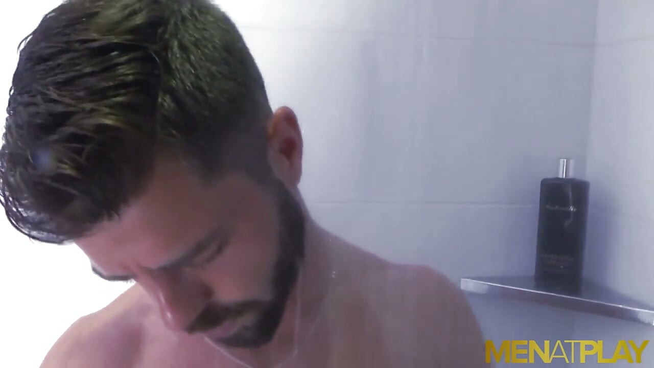 MENATPLAY - Suited bearded Hector De Silva cums on his shoes