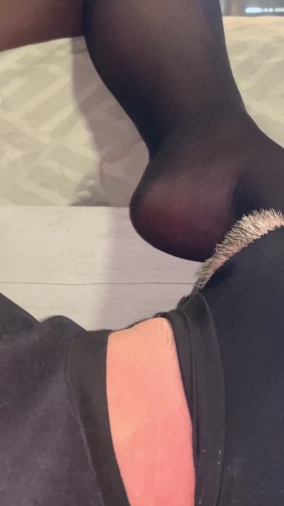 Budak seks memuja kaki majikan