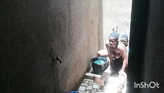 Istri sahabatku meneleponku di kamar mandi saat dia mencuci bagian pribadinya. Aku tidak bisa menolak godaan itu.