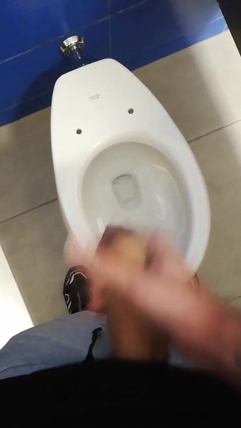 Melancap di bilik air yang berbeza sehingga saya pancut