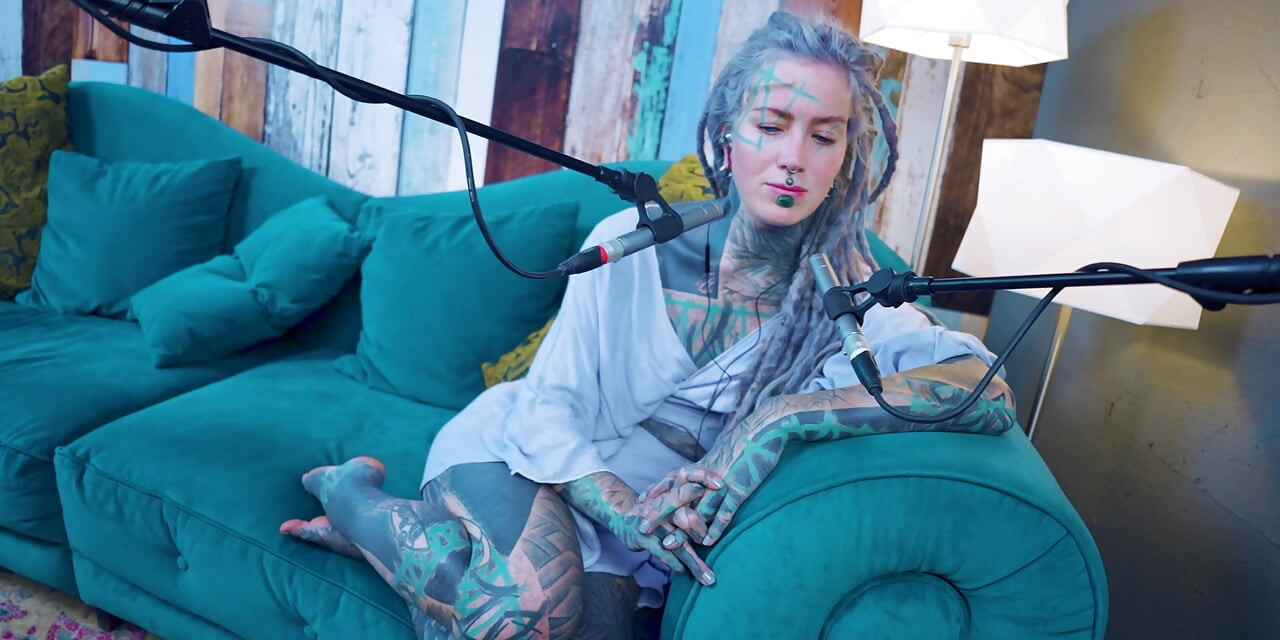 Jag pratar om G - Grattitude- ASMR podcast SFW talande goth mager tjej dreadlocks tatuering modell inked girl
