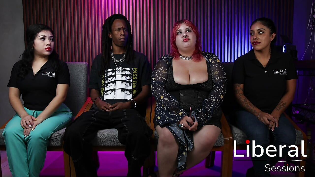 BBW HOLDS THE HUGE DICK OF AN AFRICAN AMERICAN