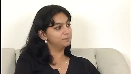 Büyük bir dildo amına itilirken orta yaşlı seksi kadın bacaklarını açıyor