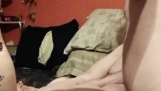 Yalıyor ve sikişiyor