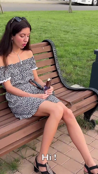 Sevimli bir kız amının ve göt deliğini üç vahşi adam tarafından sikildiği bir fotoğraf çekimine geldi ve içine boşalıyor