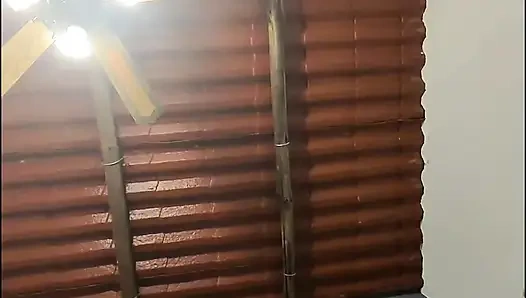 Kami pergi ke pesta dan Riva tidak mengenakan pakaian dalam, dan kami berakhir di salah satu kamar