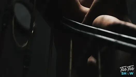 Muhteşem esmer kulüpte bir yabancı tarafından sikiliyor - glory hole