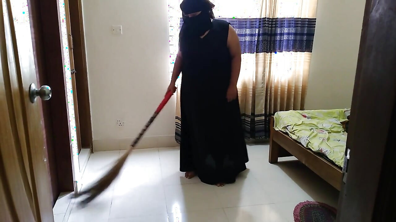 India caliente mucama follada por el dueño mientras barría casa - enorme culo