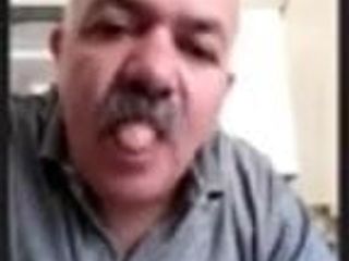 Un papi turc joue une bite