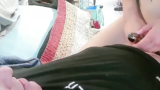 Tante seksi nyepong kontol suaminya setelah kerja seharian