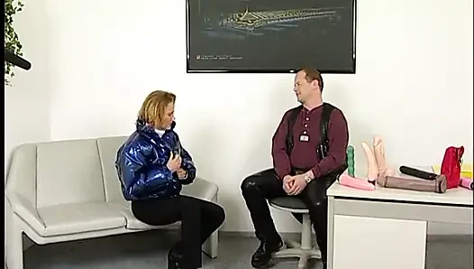 Sarışın hatun büyük bir dildo emiyor ve sonra dövmeli amına sokuyor