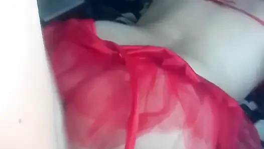 Aku mengisap pantatnya, vaginanya dan aku memasukkannya ke dalam iblis seksinya
